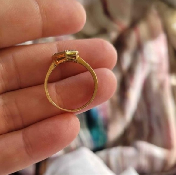 10K gold and diamond ring - Picture 4 of 5